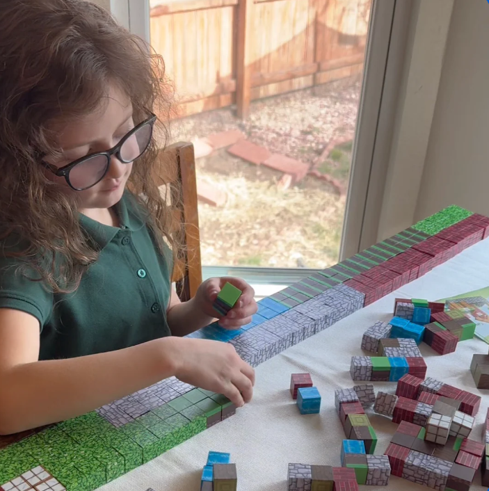 Mitä jos lapsesi voisi luoda oman, pikselöidyn maailmansa... ilman näyttöä? 🎮✨